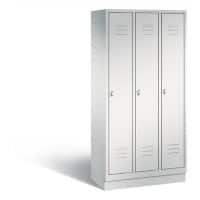 C+P Garderobenschrank Classic H1800xB900xT500mm Korpus: Lichtgrau Türen: Lichtgrau Abteile: 3 Abteilbreite: 300 Fächer: 3 Drehriegel